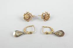Bijou : 2 paires de boucles d'oreilles en or jaune 18K serties de perles de culture dont 1 avec pierre incolore