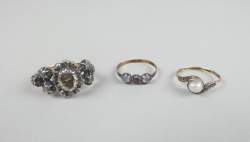 Bijou : 2bagues en or 18K et argent sertie d'éclats de diamants (acc) , l'autre de pierres colorées + bague en or 9K et argent perle de culture et pierres incolores