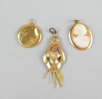 Bijou : 3 Pendentifs en or jaune 18K : 1 serti d'un camée sur coquille , 1 avec cabochon de corail , 1 avec petites perles (mq bélière , acc) EU ONLY