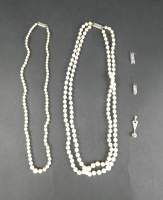 Bijou : 2 colliers de perles de culture avec fermoir en or 18K + 2fermoirs en or 18K + pendentif en or 18K et pierre synthétique incolore