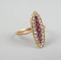 Bijou : Bague en or jaune 18K sertie de perles de culture et de pierres rouges