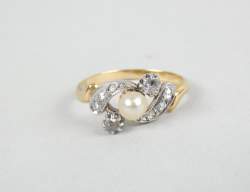 Bijou : Bague en or jaune 18K et platine sertie de diamants taille rose et d'une perle de culture