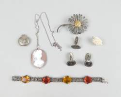 Bijoux en argent dont broche fleurs tournante poinçon autrichien tête d'oiseau huppé + pendentif grappe de perles de culture