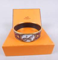 Bijou : Bracelet jonc en métal doré et émail (griffes) HERMES modèle Grand Apparat chevaux harnachés et passementeries cachet Hermès à l'intérieur
