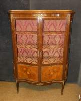 Meuble : Vitrine galbée de style Louis XV en marqueterie (ecl) et bronze milieu 20eS