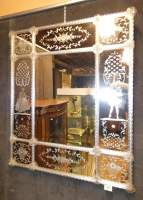 Meuble : Miroir de Venise en verre de Murano décor à fond ciselé de personnages et fleurettes en application