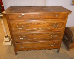 Meuble : Commode de style 4 tiroirs usure sur le dessus