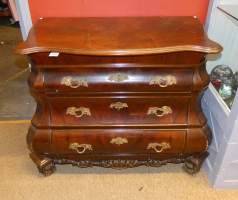 Meuble : Commode Hollandaise galbée (pt choc) de style 3 tiroirs