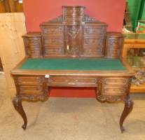 Meuble : Bureau de style en bois sculpté