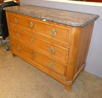 Meuble : Commode de style Louis XVI en merisier dessus marbre fin 18eS début 19eS (rest d'usage)