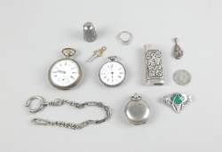 Bijoux en argent : pendentif , broche , bague , dé à coudre , porte briquet , étui à pièces , pièce , 2montres à gousset (en état) , chaine de montre en partie en argent