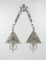 Bijou ethnique : Parure pectorale en argent et émail paire de fibules reliées par une chaine plate et une boule - tagmout - probablement Maroc Tiznit