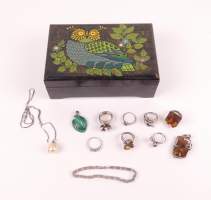 Bijou en argent certains avec probablement de l'ambre (10pcs) + pendentif (écl) en malachite et boite à bijoux en bois peint