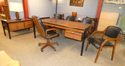 Meuble: Bel ensemble vintage de bureau de direction en bois exotique et noirci (