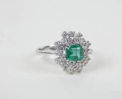 Bijou: Bague en or blanc 18K sertie d'une émeraude d'env. 0,92cts entourée de di