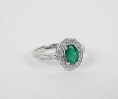 Bijou: Bague en or blanc 18K sertie d'une émeraude ovale d'env. 0,74cts entourée