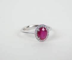 Bijou: Bague en or blanc 18K sertie d'un rubis d'env. 1,49cts entouré de diamant