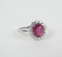 Bijou: Bague en or blanc 18K sertie d'un rubis d'env. 1,90cts entouré de diamant