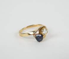 Bijou: Bague en or jaune 18K sertie d'un diamant d'env. 0,10cts et d'un saphir d