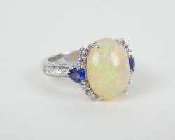 Bijou: Bague en or blanc 18K sertie d'une opale d'env. 6,50cts, de diamants pour
