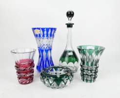 Verrerie : Val Saint Lambert en cristal taillé 5pcs dont 4 signés : 3 vases + cendrier + carafe