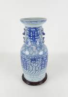 Asiatique : Vase en porcelaine de Chine fin 19eS décor d'un camaïeu bleu de fleurs et de symboles Shuangxi (double bonheur)