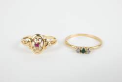 Bijou : 2 bagues en or jaune 18K l'une sertie d'un rubis , l'autre d'une émeraudes et de diamants