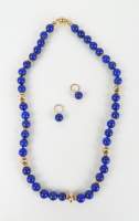 Bijou : Collier de perles de lapis-lazuli avec fermoir en or 18K et intercalaires en or 14K + 2charms de créoles en or 18K et lapis-lazulis