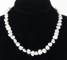 Bijou : Collier de perles baroques avec fermoir en or jaune 18K