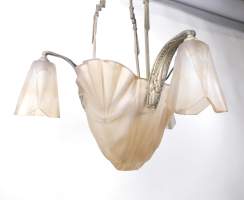 Luminaire: Lustre Art Déco en verre maté (ecl, pt fissure) signé DEGUE GUERON Da