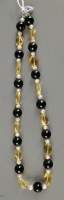 Bijou: Collier de perles, onyx et pierres de couleur jaune fermoir en argent poi