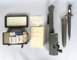 Militaria : boîte de secours militaire circa 1945 , périscope allemand R.Fuess , baïonnette américaine circa 1943 (ds l'état)