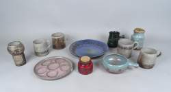Céramique : 11 objets en poterie de Dour monogrammé TB BATAILLE Thérèse