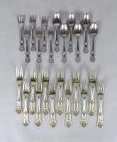 Argenterie : Partie de ménagère en argent poinçon de Londres(24) 6 petites cuillères en argent , 12 fourchettes en vermeil + 6 petites fourchettes