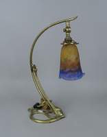Luminaire : lampe de bureau à poser Art Nouveau en bronze et bobèche pâte de verre signé Muller Frères à Luneville