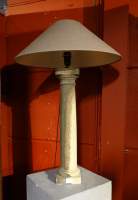 Luminaire : lampe colonne en pierre reconstituée
