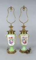 Luminaire : paire de cassolettes Louis-Philippe en porcelaine (fel) et bronze doré 2è moitié 19eS montées en lampes