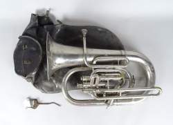 Instrument : tuba MAHILLON fournisseur breveté de l'armée et des conservatoires , Bruxelles a/ médaillon l'Union fait la Force(ds l'état)