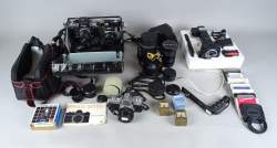 Collection : Lot d'appareils photos et accessoires dont NIKON F2 , PENTAX Asahi spotmatic , MINOLTA srt100 , objectifs , SOLIGOR macro zoom