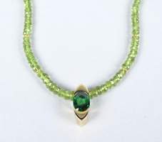 Bijou : Collier de perles facettées de péridots fermoir or 18K (acc) et pendentif or jaune 18K serti d'un grenat vert CHRISTIGUEY GUERIT Christine