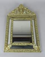 Meuble : miroir pareclose en cuivre repoussé 19eS