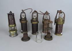 Collection : (8pces) lampe de mine de type Arras (verre acc) , 4 électrifiées (dont 3 brevets Lemaire) + 2 carcasses +verre