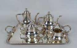 Argenterie : (5) service à thé et à café en métal argenté WISKEMANN décor perlé
