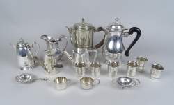Argenterie : lot d'objets en métal argenté dont cafetière , théière WISKEMANN , pot à lait , .