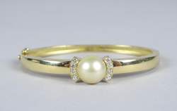 Bijou : Bracelet en or jaune 18K serti d'une perle de culture dorée et de diamants