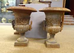 Meuble : Paire de vasques de jardin anciennes en fonte modèle Médicis avec anses tête de lion