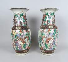 Asiatique : Paire de vases en céramique émaillée