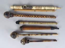 Asiatique : 7 pipes à opium fin 19eS début 20eS en bois et os gravé et/ou sculpté (ds l'état)