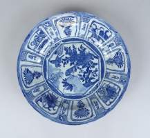 Asiatique Plat rond ancien porcelaine chinoise 17eS camaïeu bleu blanc dit - Kraak - (déf cuisson)