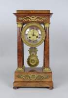 Horlogerie : horloge portique à colonnes Charles X en marqueterie d'acajou mvt rond de Paris à sonnerie